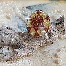 Bague Etoilée montée avec des perles cristal de Swarovski, rocailles et facettes verre de bohème